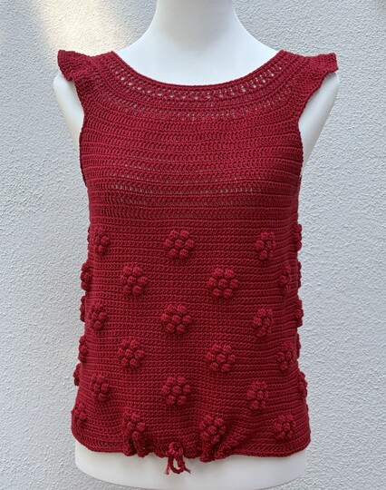 Rotes Sommershirt mit Noppenblümchen