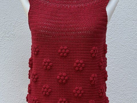 Rotes Sommershirt mit Noppenblümchen
