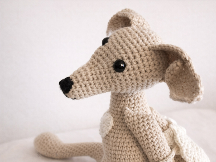 Atis der Bote – PDF Häkelanleitung – Italienisches Windspiel Hund Amigurumi