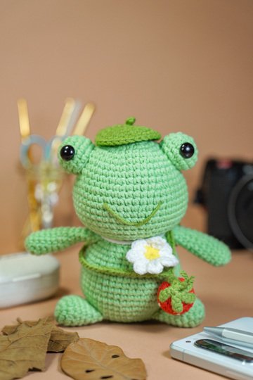 Green frog and strawberry pattern PDF