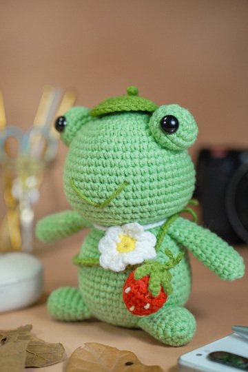 Green frog and strawberry pattern PDF
