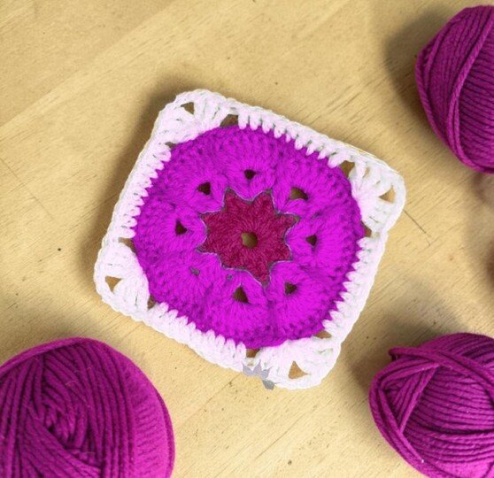 Starburst Granny Square Pattern – Retro Floral Crochet Motif Video Tutorial