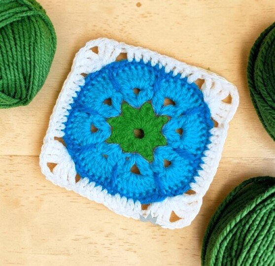 Starburst Granny Square Pattern – Retro Floral Crochet Motif Video Tutorial