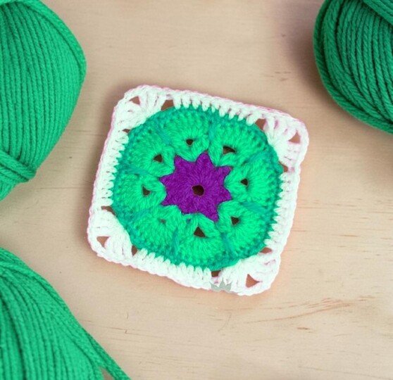 Starburst Granny Square Pattern – Retro Floral Crochet Motif Video Tutorial