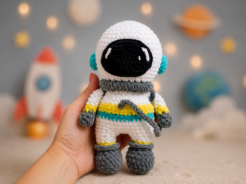 Astronaut häkeln – Plush Amigurumi Anleitung als PDF in Deutsch & Englisch