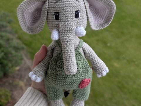 Häkelanleitung: Elefant Elmo mit süßer Latzhose