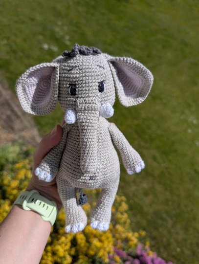 Häkelanleitung: Elefant Elmo mit süßer Latzhose