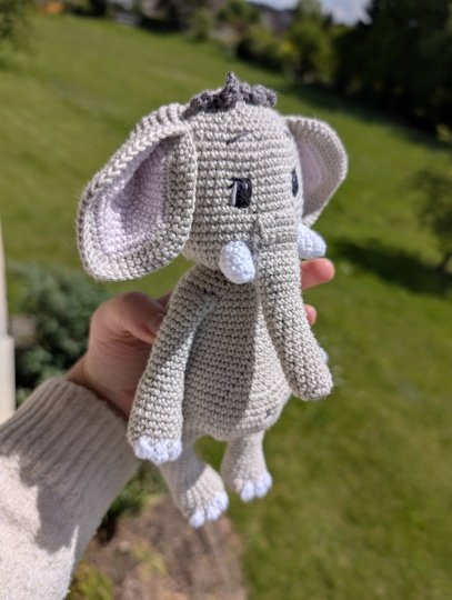 Häkelanleitung: Elefant Elmo mit süßer Latzhose
