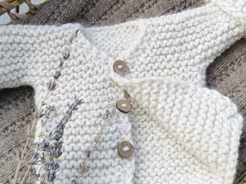 Babyjacke im Grobstrick stricken | Anleitung Babyjäckchen