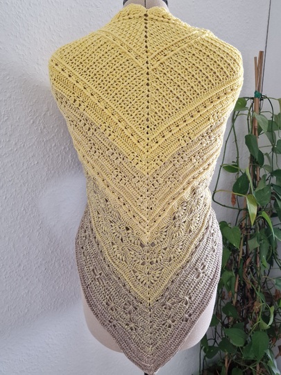 Häkelanleitung für das Dreieckstuch "Rising Summer"