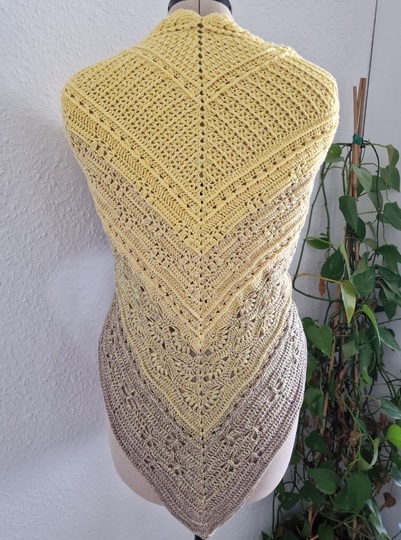 Häkelanleitung für das Dreieckstuch "Rising Summer"
