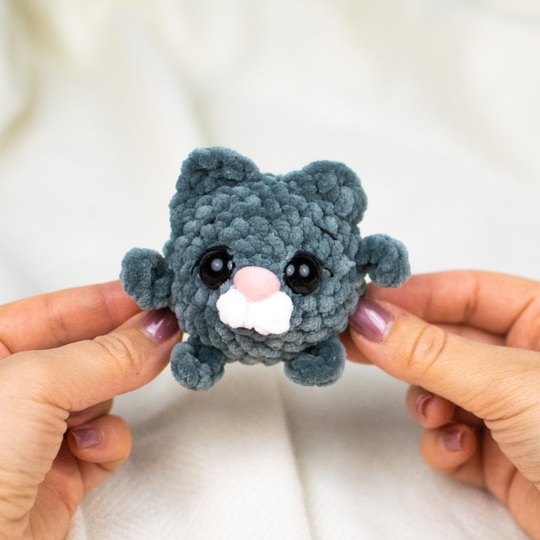 Pocket Puff Babys Häkelanleitung – Mini Hase & Katze aus Plüschgarn