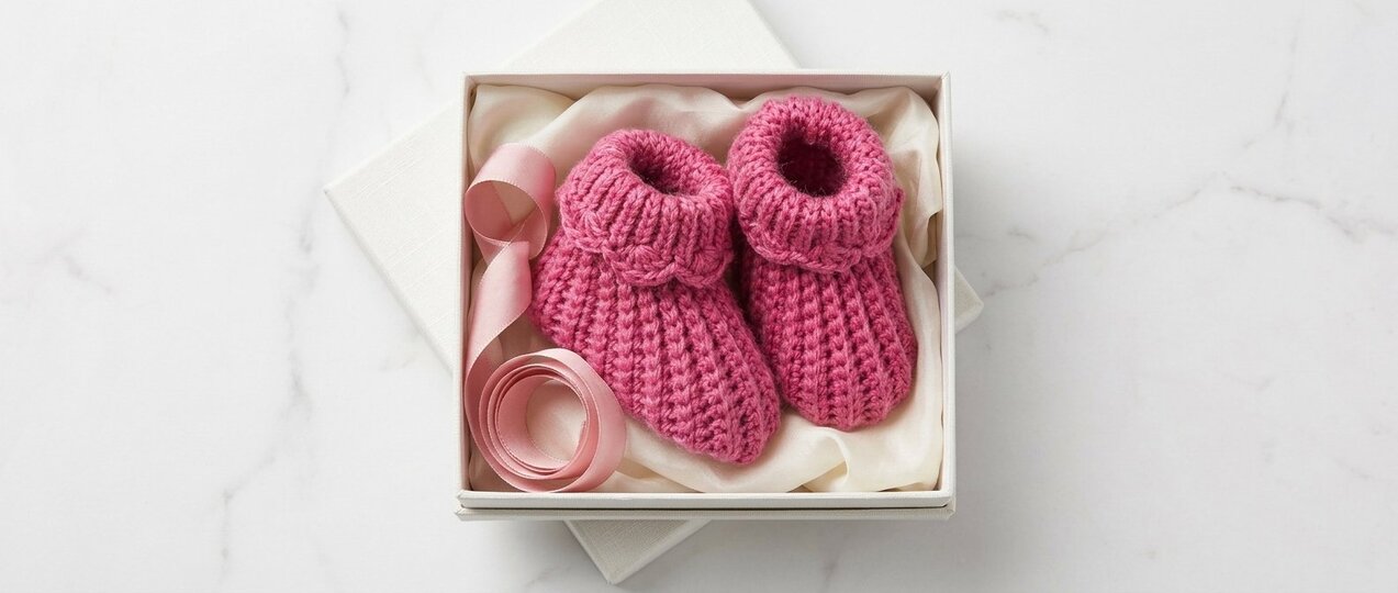TITEL: Easy Baby Booties mit dekorativem Bordürenrand – Häkelanleitung