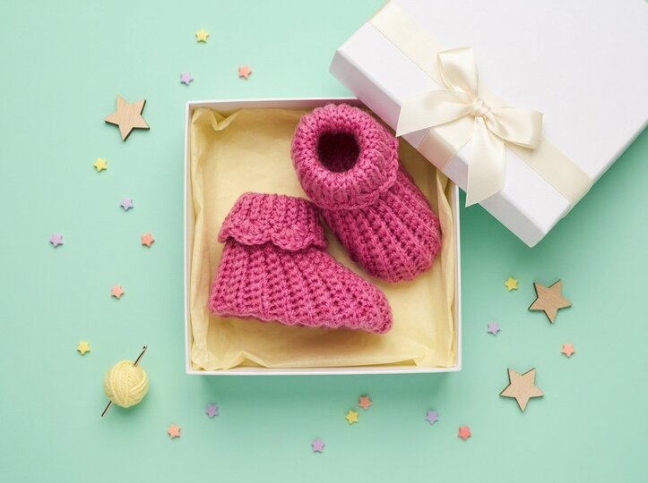 TITEL: Easy Baby Booties mit dekorativem Bordürenrand – Häkelanleitung