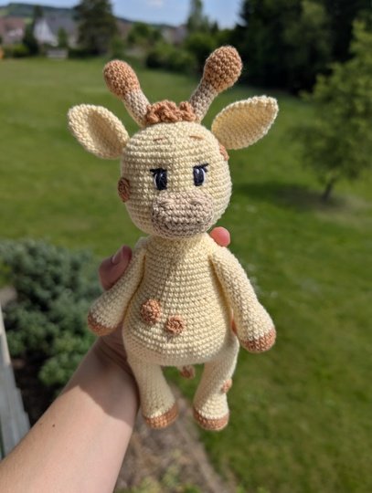 Anleitung: Süße Giraffe Gisi im verspielten Hosenrock