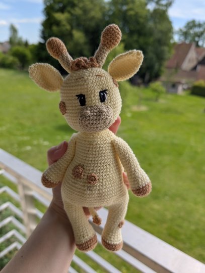 Anleitung: Süße Giraffe Gisi im verspielten Hosenrock