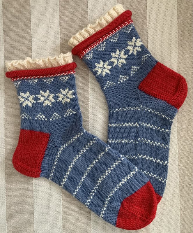 Socken mit Rüschenbündchen und Sternenmuster