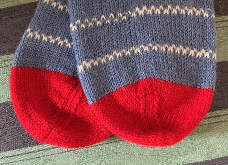 Socken mit Rüschenbündchen und Sternenmuster