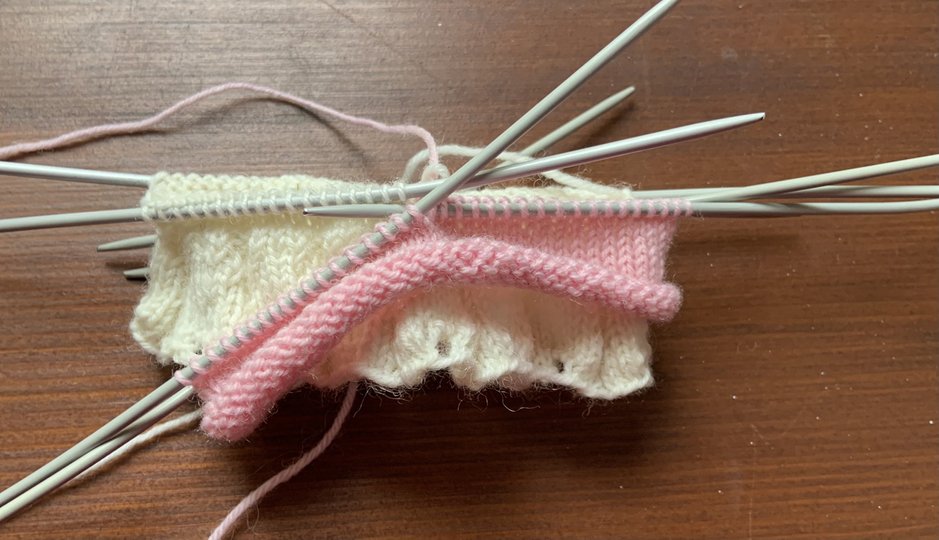 Socken mit Rüschenbündchen und Sternenmuster