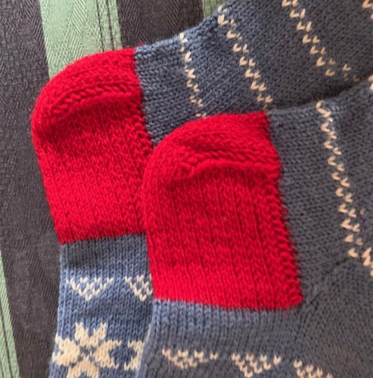 Socken mit Rüschenbündchen und Sternenmuster