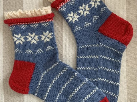 Socken mit Rüschenbündchen und Sternenmuster