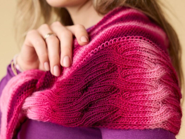 HALBRUNDES TUCH HILJA, gestrickt