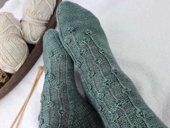Strickanleitung Socken für Damen mit Strukturmuster und Käppchenferse