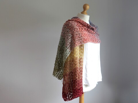 Crochet Pattern: Blätterranken Shawl – An Airy Gradient Crochet Shawl