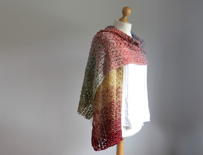 Crochet Pattern: Blätterranken Shawl – An Airy Gradient Crochet Shawl