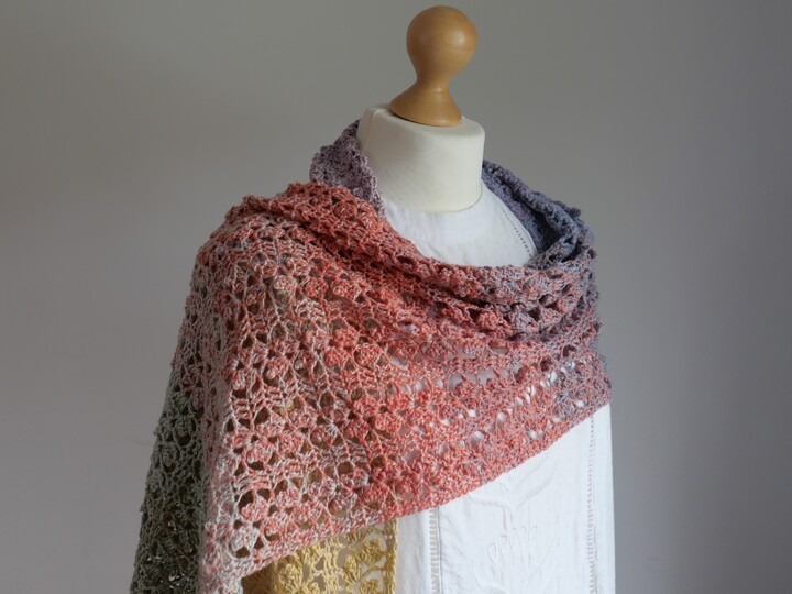 Crochet Pattern: Blätterranken Shawl – An Airy Gradient Crochet Shawl