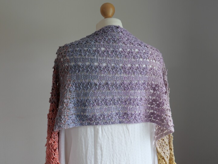 Crochet Pattern: Blätterranken Shawl – An Airy Gradient Crochet Shawl