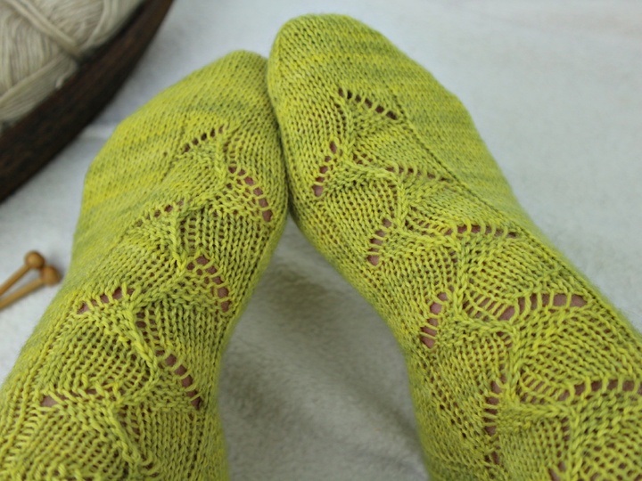 Strickanleitung Socken mit Blattmuster – Ivy Dance Socken mit Lacemuster