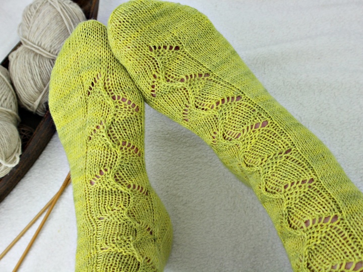 Strickanleitung Socken mit Blattmuster – Ivy Dance Socken mit Lacemuster