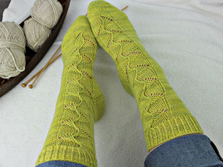 Strickanleitung Socken mit Blattmuster – Ivy Dance Socken mit Lacemuster