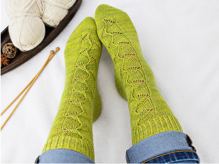 Strickanleitung Socken mit Blattmuster – Ivy Dance Socken mit Lacemuster