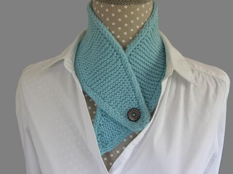 Cocco - Kleiner gestrickter Ausschnittschal mit Knopfverschluss