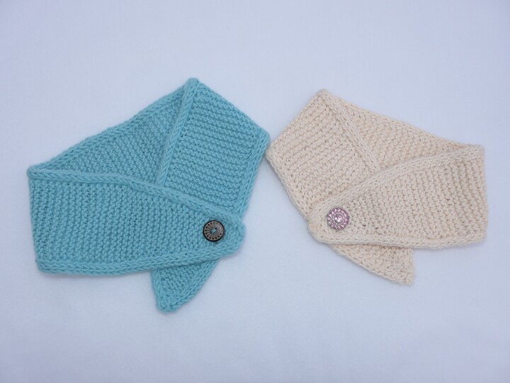 Cocco - Kleiner gestrickter Ausschnittschal mit Knopfverschluss