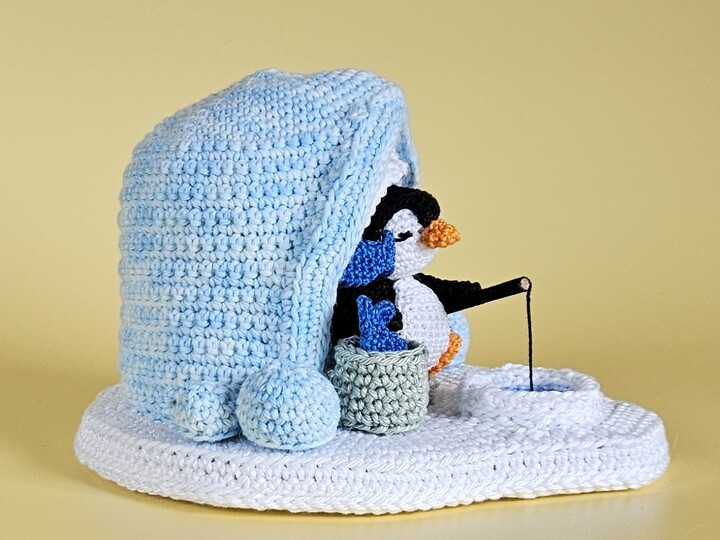 Pinguin Martin mit Iglu Häkelanleitung Winter Szene Amigurumi