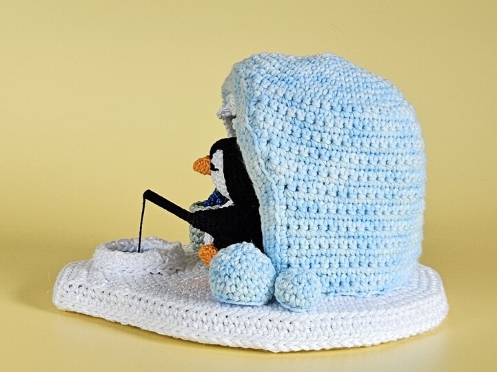 Pinguin Martin mit Iglu Häkelanleitung Winter Szene Amigurumi