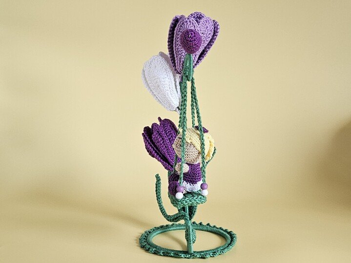 Katia Krokus – Blumenkind mit Krokusblüte und Schaukel Häkelanleitung
