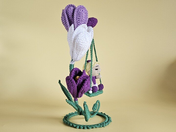 Katia Krokus – Blumenkind mit Krokusblüte und Schaukel Häkelanleitung