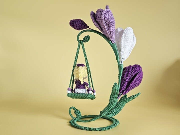 Katia Krokus – Blumenkind mit Krokusblüte und Schaukel Häkelanleitung