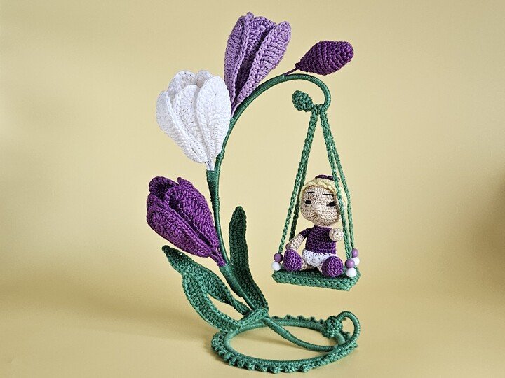 Katia Krokus – Blumenkind mit Krokusblüte und Schaukel Häkelanleitung