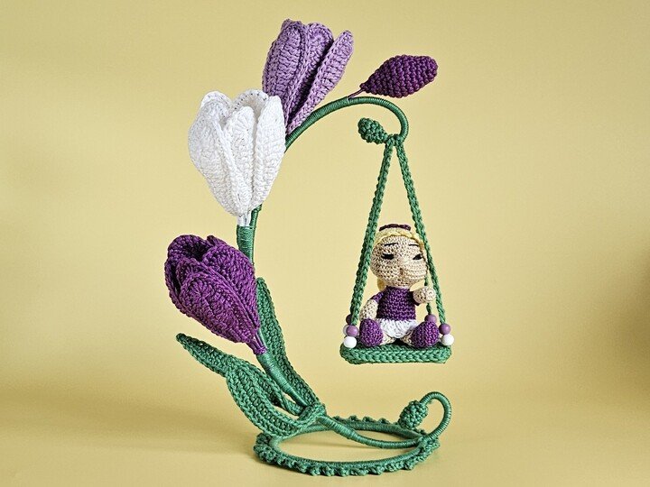 Katia Krokus – Blumenkind mit Krokusblüte und Schaukel Häkelanleitung