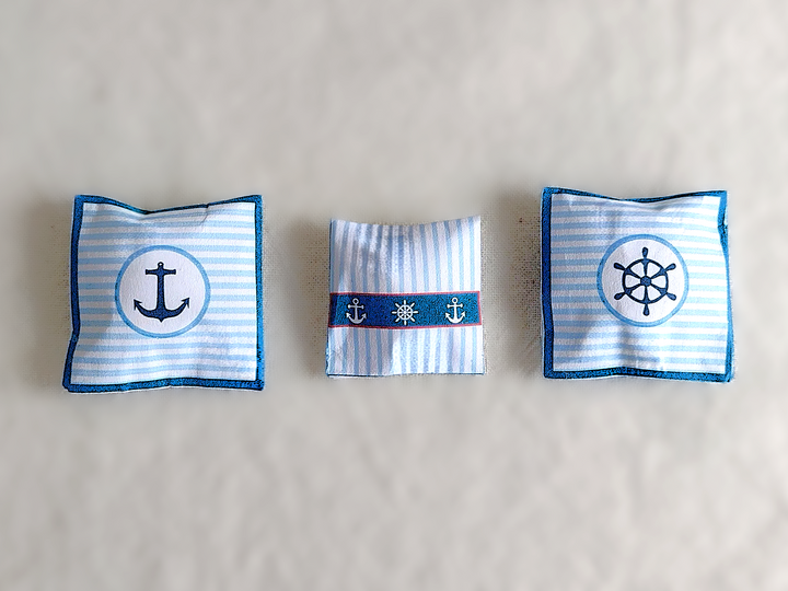 Maritime Kissen & Schilder – Bastelbogen für Miniaturen (1:12)