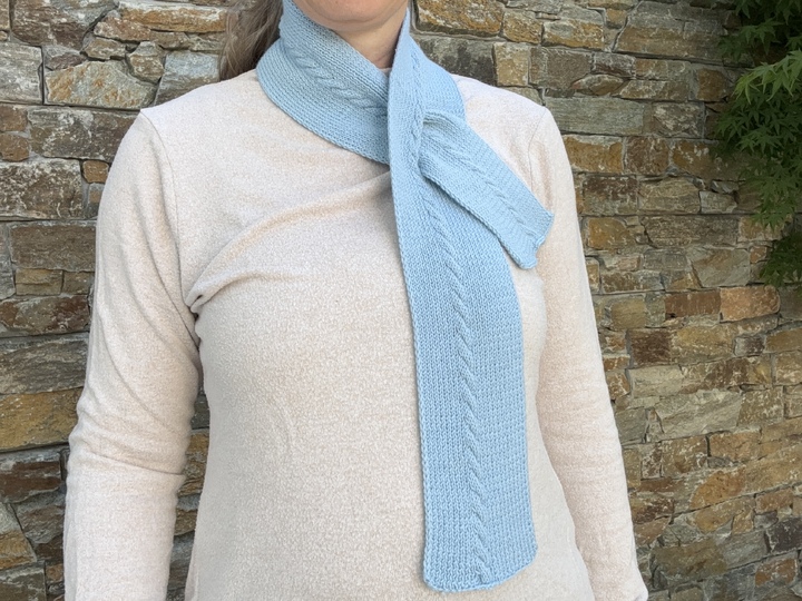 Minischal Linje – Zeitloser Schlitzschal im Skandi-Look – Strickanleitung