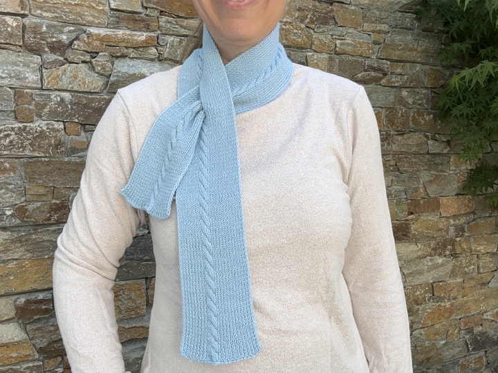 Minischal Linje – Zeitloser Schlitzschal im Skandi-Look – Strickanleitung