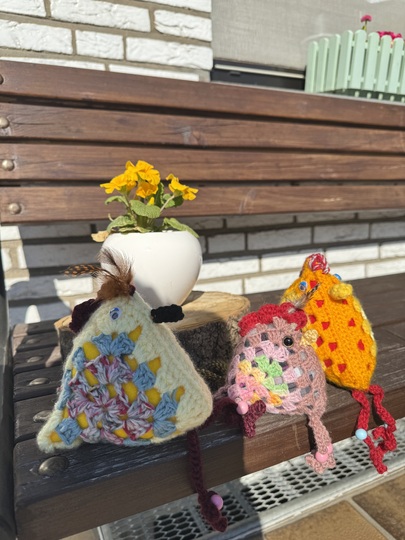 Freebook Häkelanleitung „Granny Chicka“ – süßes Granny-Square-Huhn