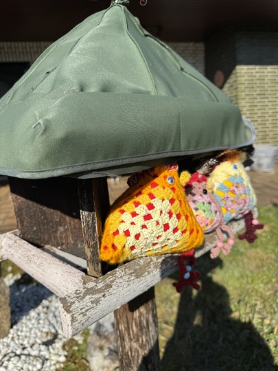 Freebook Häkelanleitung „Granny Chicka“ – süßes Granny-Square-Huhn