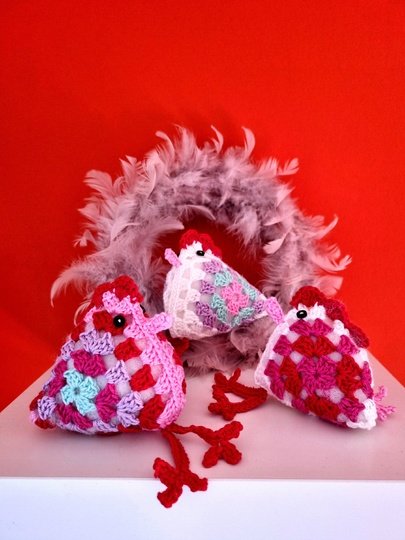 Freebook Häkelanleitung „Granny Chicka“ – süßes Granny-Square-Huhn